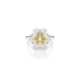 Anillo de cóctel Swarovski modelo Idyllia con diseño de flor, elaborado con zirconias amarillas y transparentes con baño de rodio. Presenta un efecto degradado.