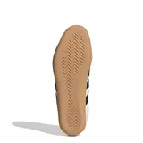 Championes Adidas de estilo urbano inspirados en el tenis, con capellada de material sintético blanco, las icónicas tres tiras laterales en negro y suela de goma color caramelo.