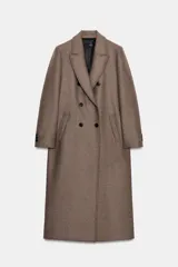 Abrigo largo de corte recto confeccionado en mezcla de lana, con cuello de solapa, cierre frontal cruzado con botones y bolsillos laterales.