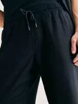 Pantalón de corte recto confeccionado en lino, color azul marino, con cintura elástica y cordón de ajuste.