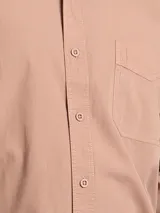 Camisa de manga larga color gris oscuro, confeccionada en algodón, con cuello clásico, cierre frontal con botones, bolsillo de parche en el pecho y corte clásico.