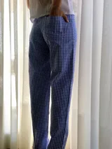 Pantalón largo de popelina a cuadros azules y blancos, con tajo de 25 cm en los laterales.