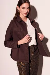 Sobrecamisa marrón de algodón con cuello camisero, cierre con botones a presión, dos bolsillos de parche en el pecho y corte recto.