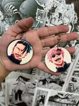 Set de dos llaveros circulares de MDF con ilustraciones de los personajes Gojo Satoru y Suguru Geto de la serie Jujutsu Kaisen.