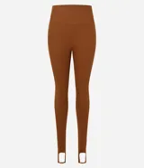 Legging deportiva de tiro alto confeccionada en microfibra elástica, con diseño ajustado y estribos en los pies. Presenta un acabado liso y una estructura que brinda soporte y libertad de movimiento.
