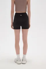 Short deportivo de poliamida color negro, con diseño ajustado al cuerpo y cintura cruzada en V.
