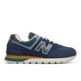 Championes New Balance modelo 574, color azul marino con detalles en verde, naranja y plateado. Confeccionados en ante y malla, con amortiguación ENCAP en la entresuela y cierre de cordones.