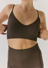 Top marrón de morley con escote en V y breteles regulables.