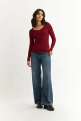 Sweater gris de tejido de punto acanalado, con escote corazón y mangas largas.