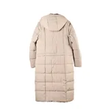 Campera larga tipo puffer color taupe, con diseño acolchado, cierre frontal, capucha y cordón ajustable en la cintura.