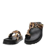 Sandalias planas Miss Carol modelo Funi, con diseño de tiras tipo ojota y capellada con estampa animal print de leopardo. Cuenta con hebilla metálica decorativa ajustable en el empeine y suela dentada de goma negra.