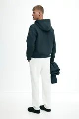 Pantalón tipo jogger de punto en color blanco, con pliegue cosido frontal, cintura elástica con cordón ajustable, bolsillos laterales y un bolsillo insertado trasero. Corte regular.