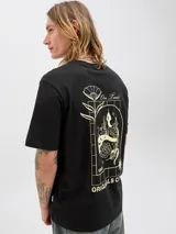 Remera negra de algodón con cuello redondo y mangas cortas. Estampado en la espalda con diseño de serpiente enroscada en rosas y texto 'On Tour 1990 Originals Co.'.