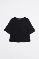 Camiseta negra de punto roma, corte recto, escote redondo, manga corta y dos bolsillos de parche en el delantero.