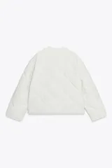 Chaqueta acolchada de cuello redondo y manga larga, con cierre frontal de botones y dos bolsillos delanteros de plastrón. Presenta un diseño de costuras en forma de rombos.