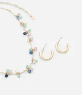 Conjunto de bisutería compuesto por un collar de cadena tipo palito con cuentas multicolores y un par de aros tipo argolla lisa en tono dorado.