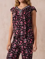 Conjunto de pijama marca René Rofé, compuesto por una remera de escote en V con botones y un pantalón capri con cintura elastizada, ambos en tejido soft estampado con motivos florales en tonos celeste y blanco.