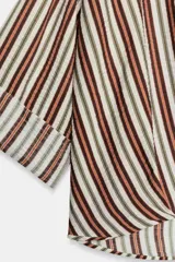 Camisa de cuello solapa con escote en pico, manga tres cuartos con vuelta y bajo asimétrico con pliegues delanteros que generan un efecto abullonado.