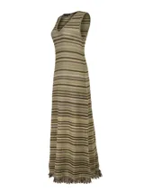 Vestido largo sin mangas de punto con diseño a rayas horizontales en tonos verdes, marrones y beige, escote en V y flecos en el ruedo.