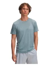 Remera deportiva Under Armour color verde agua con diseño jaspeado. Tiene cuello redondo, mangas cortas con logo en la manga izquierda y logo pequeño en el pecho.