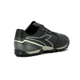 Championes de fútbol Diadora modelo Sky TF, color negro con detalles en gris oscuro. Presentan un diseño con cordones, suela con tapones para césped sintético y logo de la marca en el lateral.