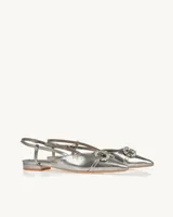Ballerinas plateadas con punta fina y detalle de hebilla con strass.