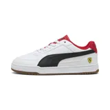 Championes Puma modelo Caven III en colaboración con Ferrari. Diseño de corte bajo en color blanco con detalles en negro y rojo, logo de Ferrari en el lateral y suela de goma color caramelo.
