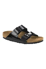 Sandalias Birkenstock Arizona negras charol con dos correas ajustables con hebilla metálica.