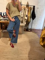 Remera tejida en lurex dorado con contornos en crochet y mangas cortas.