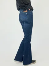 Pantalón de jean Oxford color celeste con efecto lavado.