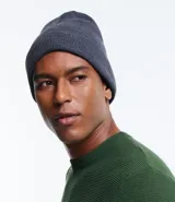 Gorro tipo beanie de tejido de punto acrílico, con diseño básico y dobladillo en la base. Cuenta con una pequeña etiqueta frontal decorativa.