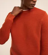 Sueter de punto liviano para hombre, de color naranja con textura acanalada horizontal, cuello redondo y mangas largas con puños ajustados.