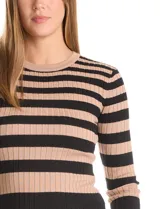Buzo de tejido acanalado con diseño de rayas horizontales en color negro y beige, cuello redondo y manga larga.