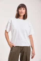 Remera blanca de algodón de corte recto y mangas cortas.