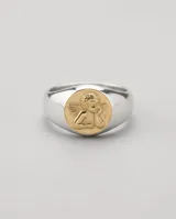 Anillo esclavo de plata 925 con aplique redondo de oro 18k en el centro, que presenta el relieve de un ángel.