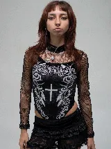 Body de terciopelo negro con estampado gótico en blanco y detalle de cruz central. Presenta mangas largas de red y cuello alto.