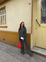 Conjunto de dos piezas de viscosa rayada en color azul marino y blanco, compuesto por un buzo de manga larga de corte holgado y un pantalón ancho tipo palazzo con cintura elástica.