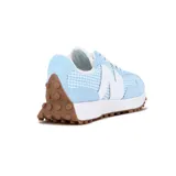 Championes urbanos New Balance modelo 327, en tonos celeste y blanco con estampado de cuadros vichy. Presentan el característico logo "N" grande en color blanco, superposiciones de gamuza celeste, cordones blancos y suela dentada de goma marrón.
