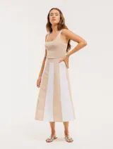 Falda midi color beige con paneles verticales blancos.