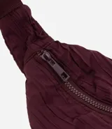 Bolso hobo negro con correa transversal ajustable y cierre en cremallera.