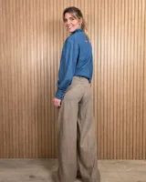 Jean de tiro medio en denim color tostado, con diseño de pierna ancha estilo wide leg y bolsillos traseros.