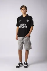 Bermuda de jean de corte mom, estilo carpintero, con lavado ácido gris claro. Presenta costuras marcadas, bolsillos funcionales y detalles de refuerzo en los laterales.