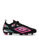 Championes de fútbol Umbro modelo Hit HG, color negro con detalles en rosa fucsia y verde azulado/plateado. Tienen cordones negros y suela con tapones cortos (HG).