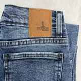 Pantalón de jean azul nevado, corte semi chupín, con bolsillos delanteros y traseros.