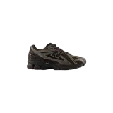Championes New Balance modelo 1906R, color marrón oscuro con detalles texturizados tipo piel de serpiente y suela con tecnología N-ergy.