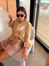 Minifalda de lentejuelas con cintura elástica, diseñada con un ajuste cómodo y flexible.