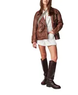 Chaqueta de cuero marrón con cierre de cremallera frontal, tres bolsillos con cremallera y un bolsillo con botón en la parte delantera, puños con cremallera.