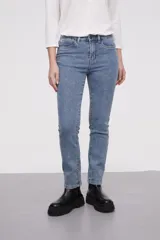Pantalon jean de corte skinny y tiro alto, con diseño clásico de cinco bolsillos y cierre frontal con botón y cremallera.