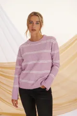 Sweater lila con rayas horizontales color crudo, de corte holgado y cuello redondo.