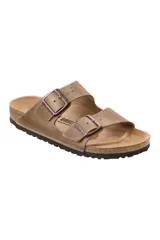 Sandalias Birkenstock Arizona de cuero nobuck engrasado color marrón, con plantilla anatómica de corcho-látex cubierta de gamuza y suela de EVA.